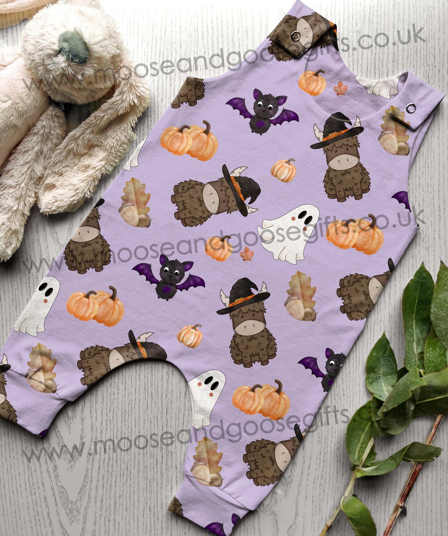 Spooky Halloween highland cow seamless pattern